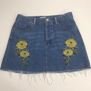 Forever 21 denim skirt raw edge embroidered sz 29